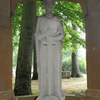 marienfelder_ehrenmal_georgskulptur